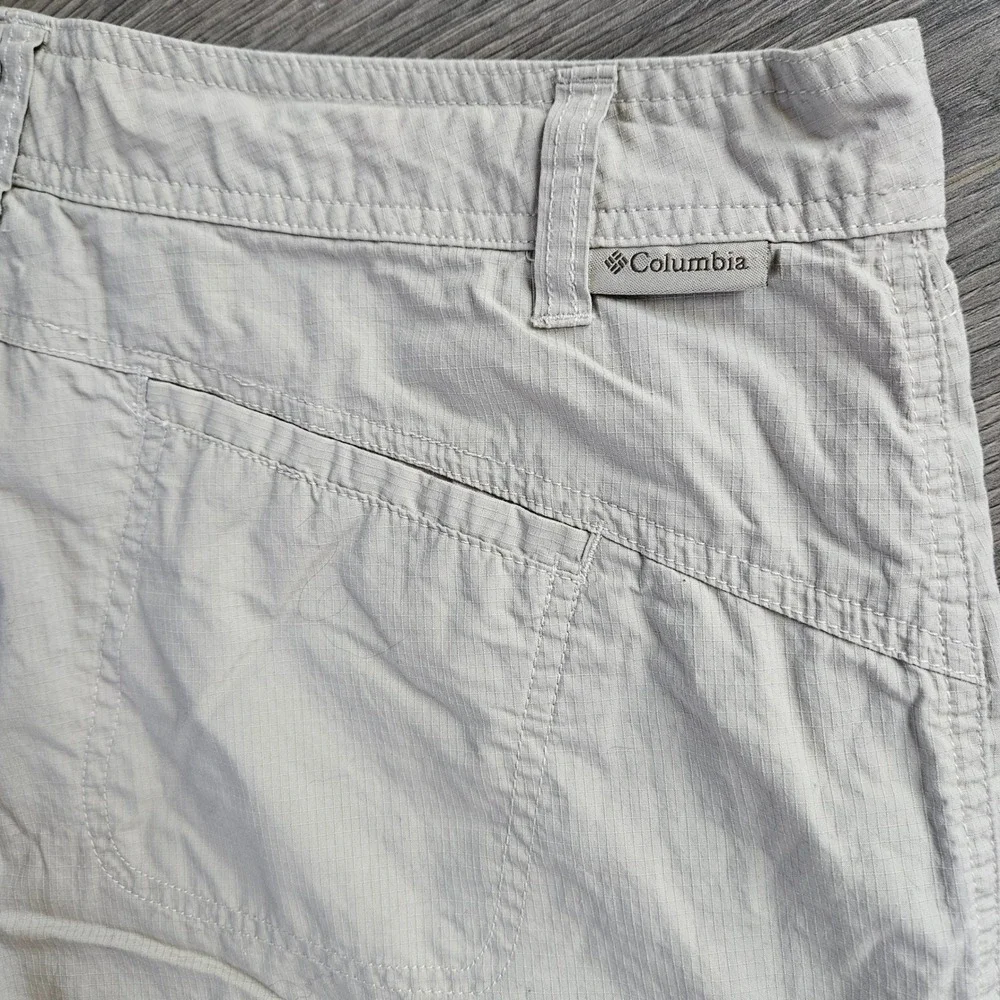 Columbia Womens Beige Ripstop Cotton Cargo Utility Hiking Shorts Size 12
